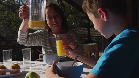 familia desayunando juntos al aire libre