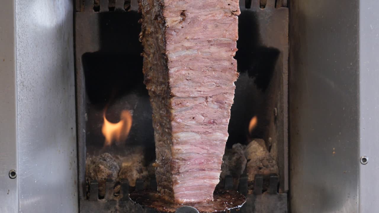 맛있는 도너 케을 요리하고 있습니다.