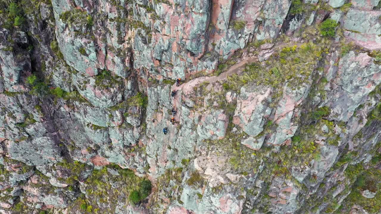 tomas de drones de escaladores en los acantilados de urubamba en cusco, perú