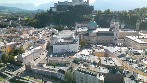 Schöner-Schwenk-Nach-Oben-Zeigt-Die-Salzburger-Burg---Drohnenaufnahme