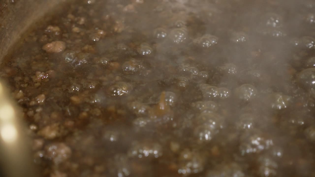 갈색 두꺼운 스튜 천천히 끓는 요리, 풍부한 맛 긴 요리, 슬로우 모션 거품 요리