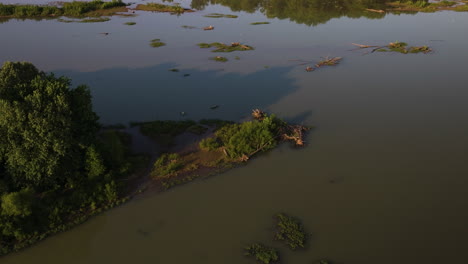 vista aérea de un barco de pesca navegando en el arroyo durante el amanecer