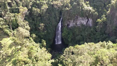 Video-Con-Drone-De-Catarata-Colombiana,-En-El-Departamento-De-Tolima,-Zoom-Out-Shot