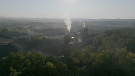 Breite-Luftaufnahmen-Eines-Schornsteins-Am-Frühen-Morgen-In-Kennesaw,-Georgia