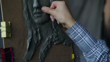 점토 의 초상화 를 조각 하는 것