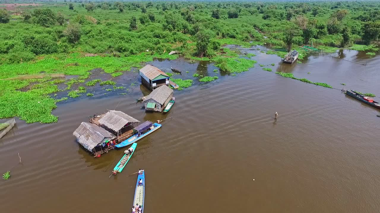 un pequeño mercado en el pueblo flotante en kompong khleang - toma aérea