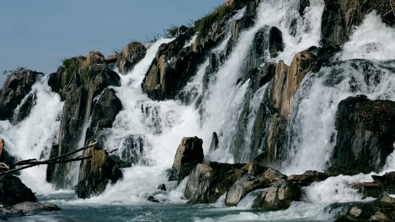 Riprese nitide in 4K catturano magnificamente la rapida caduta di maestose cascate contro rocce aspre, mostrando la potenza e la bellezza della natura con dettagli affascinanti e un tocco cinematografico