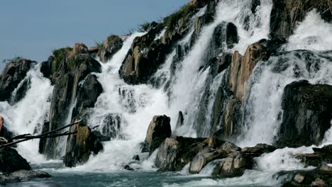 las imágenes nítidas de 4k capturan maravillosamente la rápida caída de majestuosas cascadas contra rocas escarpadas, mostrando el poder y la belleza de la naturaleza en detalles hipnotizantes con toque cinematográfico.