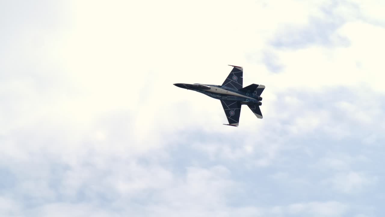Solo Display of the RCAF F-18 Hornet at Abbotsford Airshow TRACK