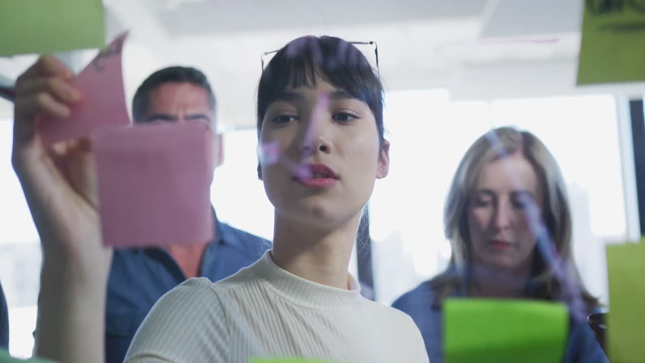 사무실 에서 일 하는 창의적 인 팀