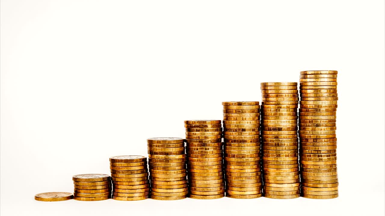 detener el movimiento de aumento de la pila de monedas de oro, el crecimiento de la inversión y el aumento de las ganancias en el fondo blanco aislado. dibujando símbolos del euro, el dólar y la flecha