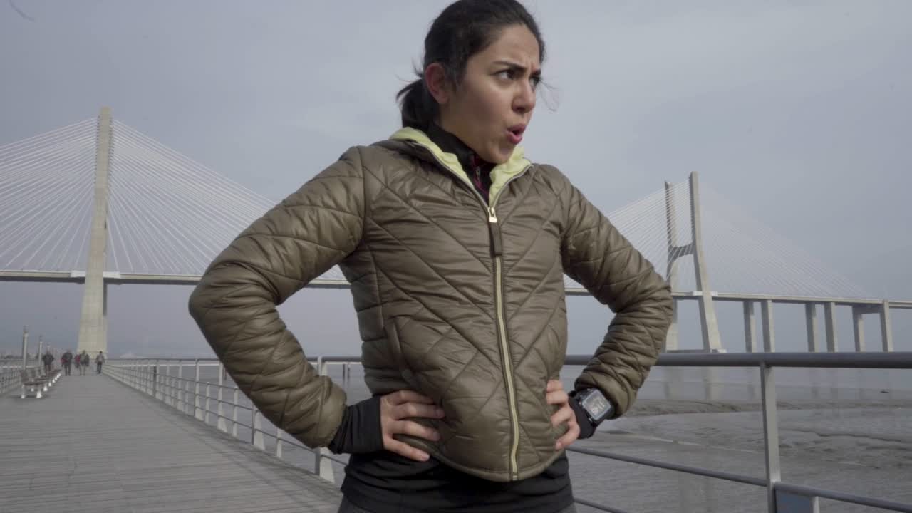 운동 후 휴식을 취하는 피곤한 힌두 스포츠 여자