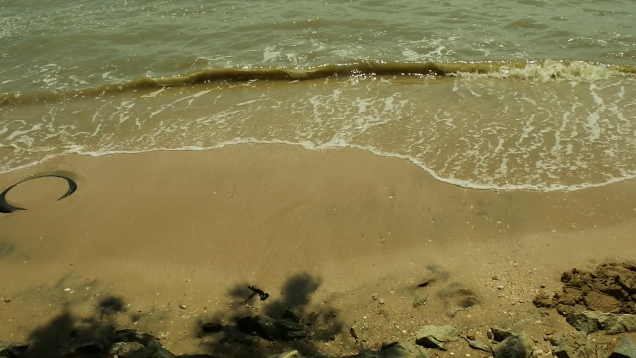 비디오 콘텐츠 배경으로 펼쳐지는 해변 풍경