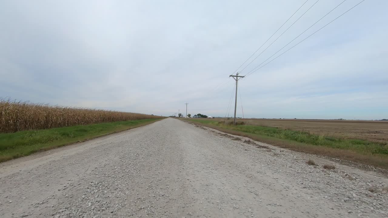 시골 아이오와를 운전하는 동안 운전석 창문을 통해 pov