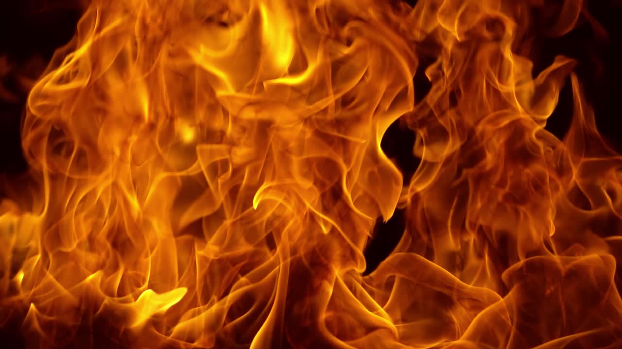 пламя огня на черном фоне в замедленном движении