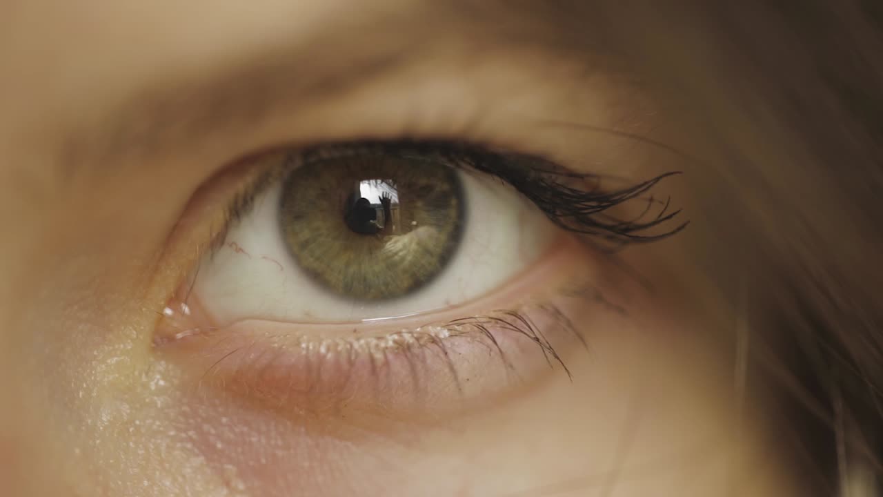 여자의 녹색 눈을 클로즈업 샷, 그 안에 반사된 사람