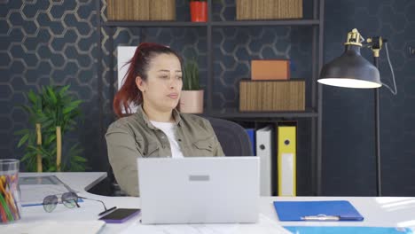 una mujer de negocios infeliz y cuidadosa.