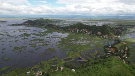 vista aérea de drones del lago imphal loktak en india