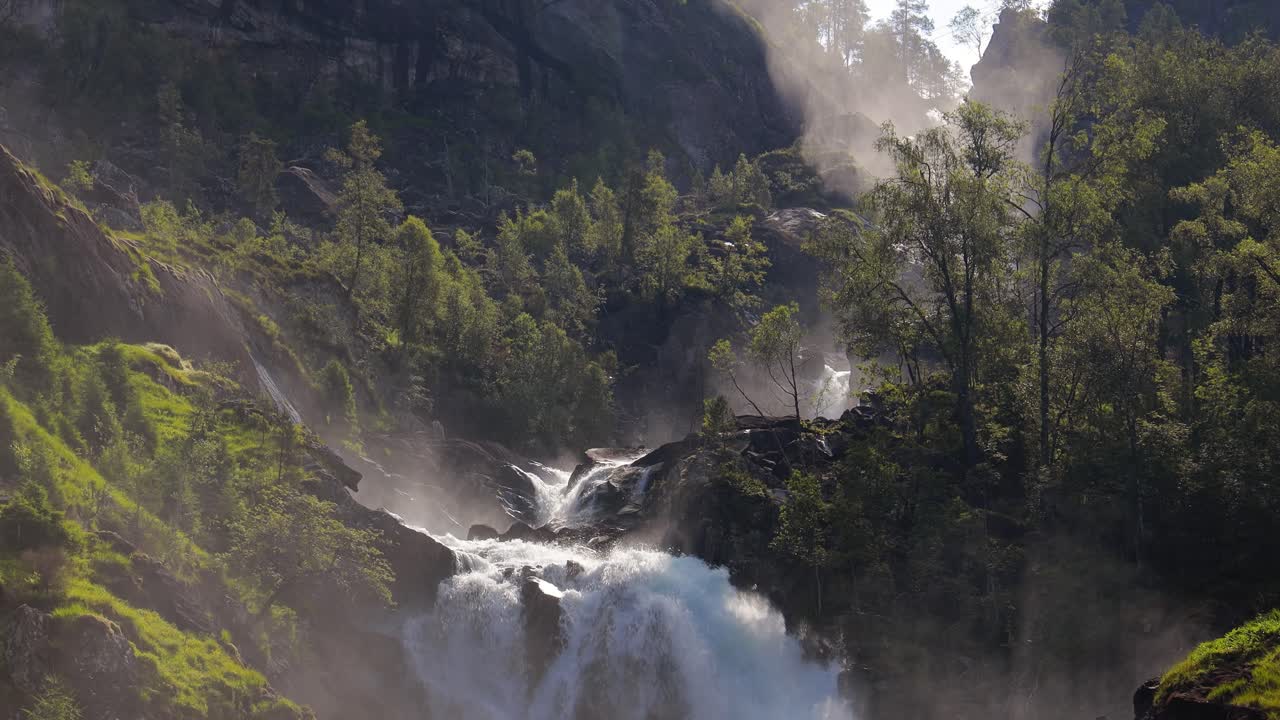 Latefossen è una delle cascate più visitate della Norvegia e si trova vicino a Skare e Odda nella regione di Hordaland, Norvegia. È composta da due corsi d'acqua separati che scendono dal lago Lotevatnet.