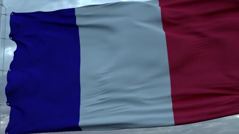 bandera francesa ondeando en el viento contra profundas nubes hermoso cielo
