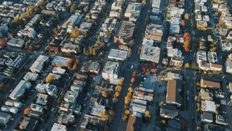 Descripción-Aérea-De-Gran-ángulo-De-Los-Edificios-Y-Casas-De-Las-Afueras-Urbanas-Cerca-Del-Paseo-Marítimo-De-Seattle