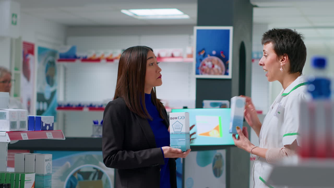 cliente recogiendo productos de la farmacia