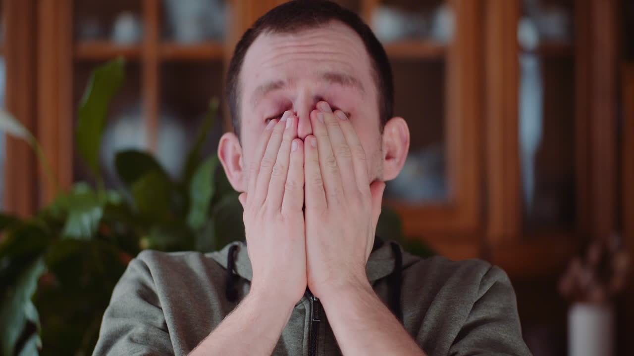 열이있는 기침을하는 재채기 젊은이 1