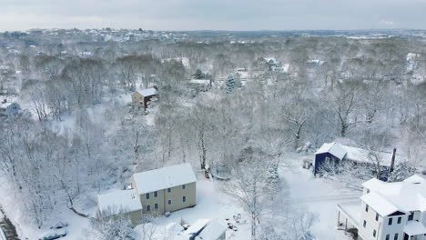 Imágenes-De-Drones-De-árboles-Y-Casas-En-Un-Barrio-Residencial-En-Hingham-Ma-Después-De-La-Tormenta-De-Nieve,-Cámara-Lenta