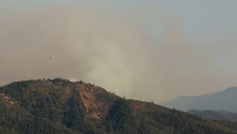 Ein-Verheerendes-Feuer-Wütet,-Als-Ein-Löschflugzeug-Eine-Große-Linkskurve-Macht,-Um-Das-Feuer-Zu-Löschen