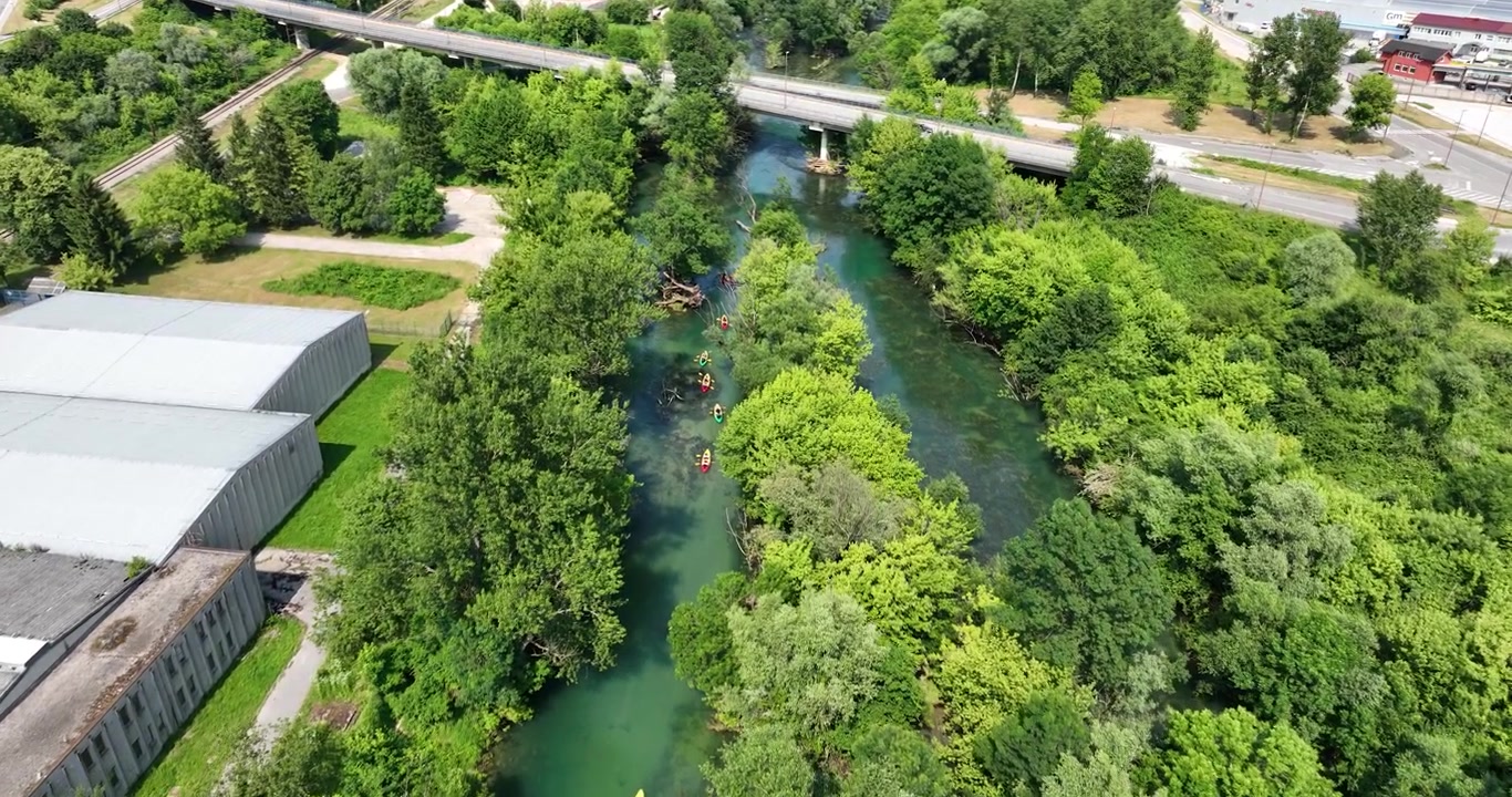 Ovenfra-utsikt av kajakker som krysser Mreznica-elven i Karlovac, Sentral-Kroatia. Luftfoto med drone