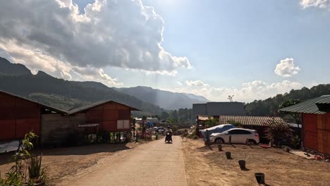 escenas de la actividad diaria en un pueblo de montaña