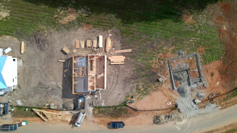toma cinematográfica de drones en ángulo descendente de casas en construcción, nueva construcción
