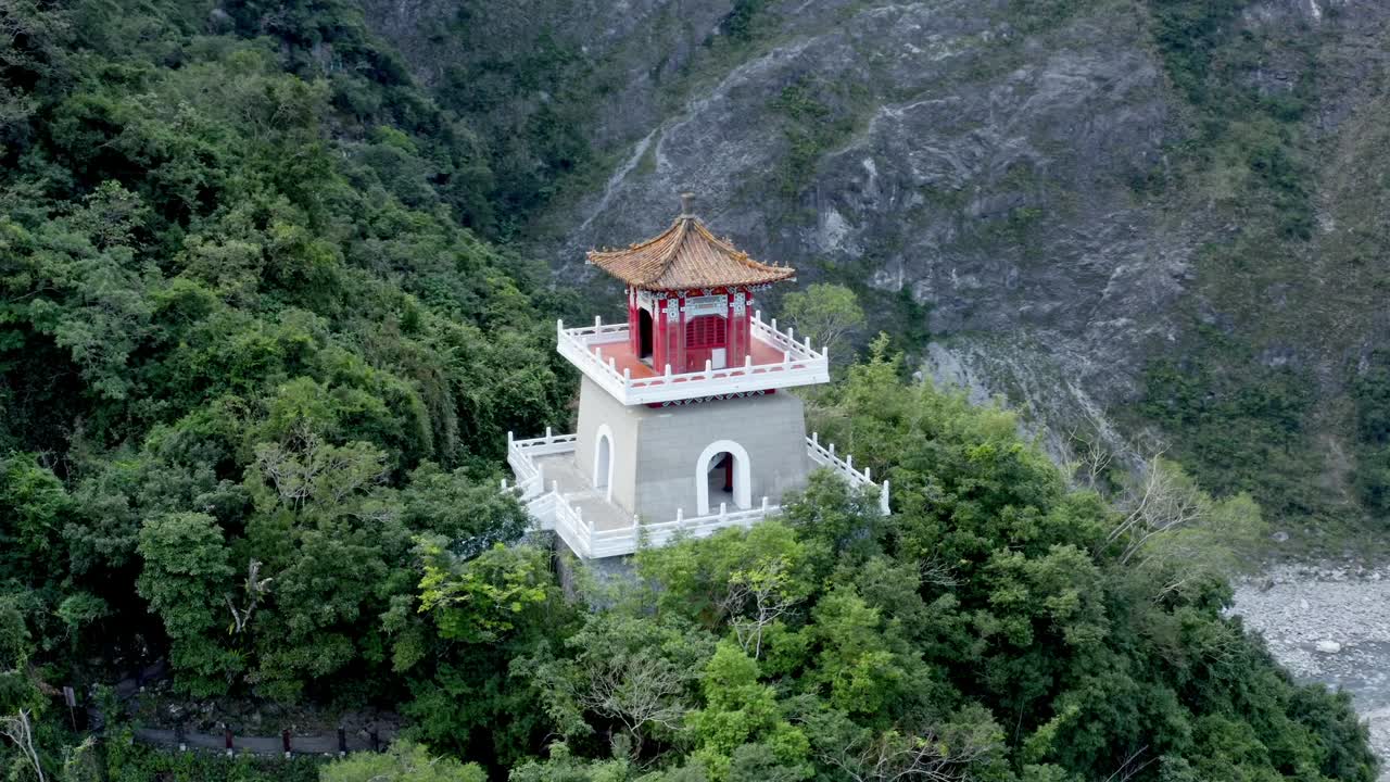 toma de órbita aérea del templo pagoda en el parque nacional taroko rodeado de árboles verdes en taiwán, asia