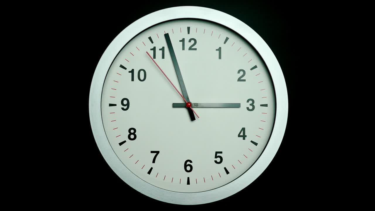 reloj de pared blanco dos minutos para las tres de la tarde.