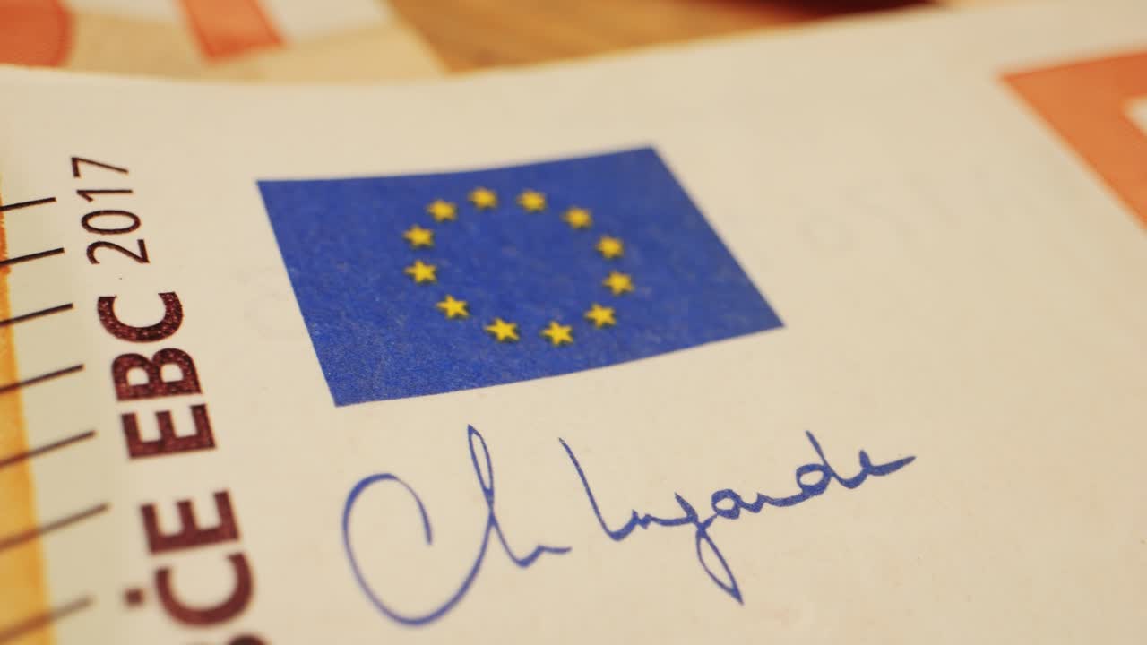 Primo piano di banconote da cinquanta euro. Valuta europea EUR, Banca Centrale Europea. Macro di denaro da 50 euro. Concetto di economia, finanza e banca nell'Unione Europea
