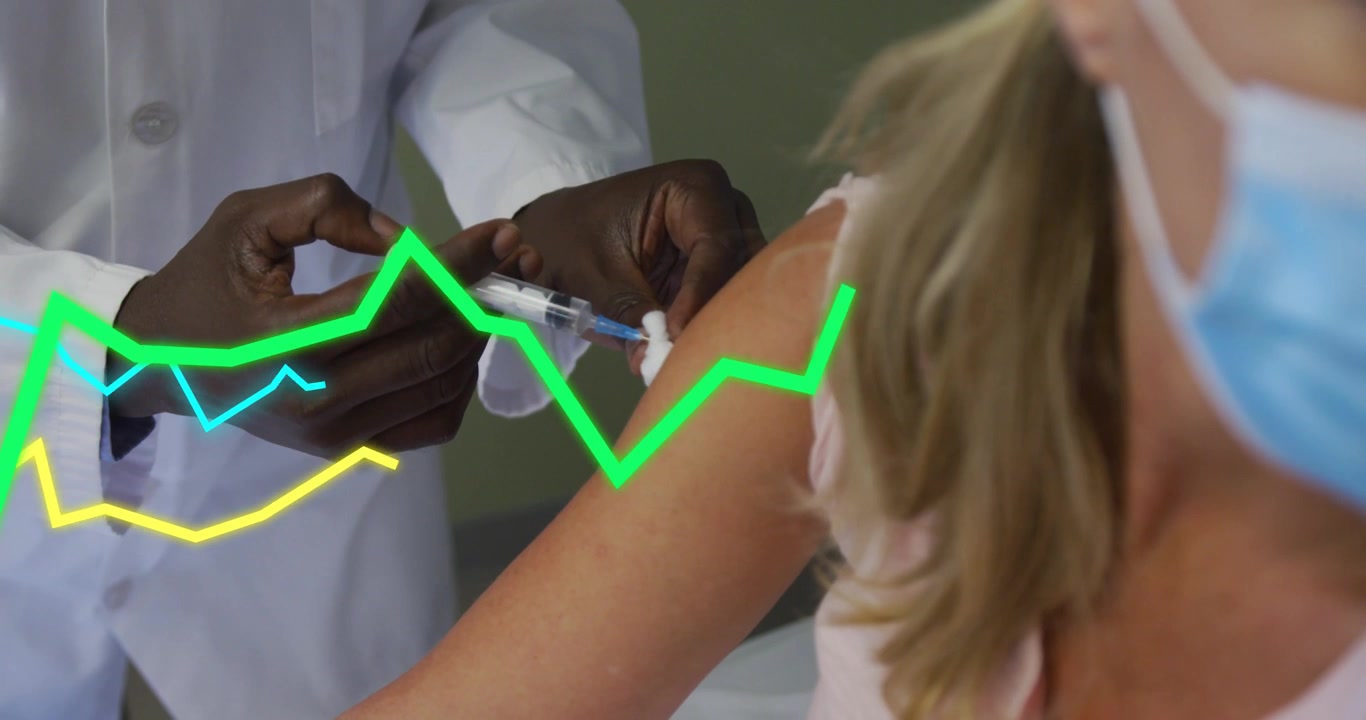 Arzt verabreicht einem Patienten mit Mund-Nasen-Schutz eine Impfung, begleitet von animierten Grafiken.