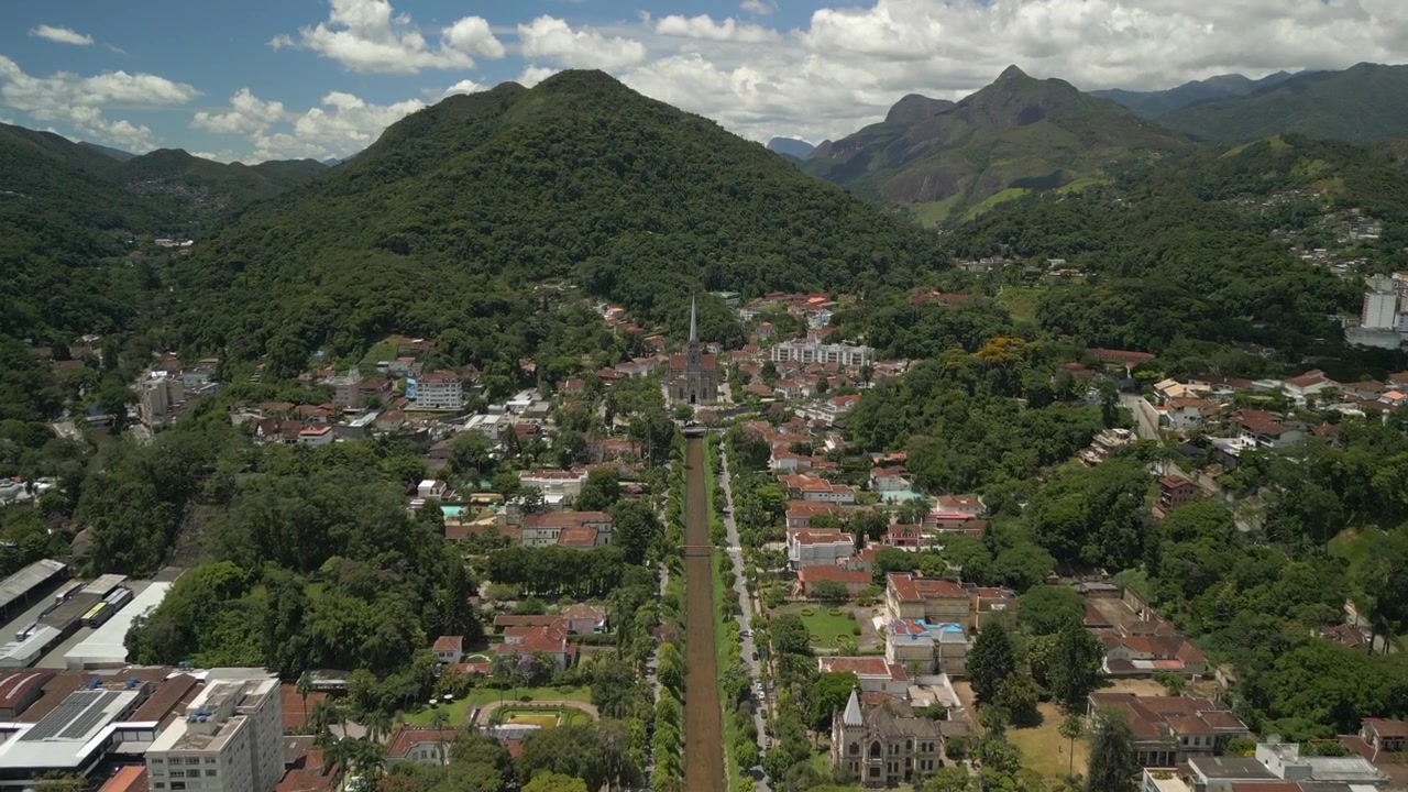 Nhà thờ Tân Gothic Pháp ở Petrópolis, với ngọn tháp cao, kênh nước phản chiếu và những khu vườn tươi tốt. Cảnh quay từ trên cao được ghi lại ở 4K với 25 khung hình/giây