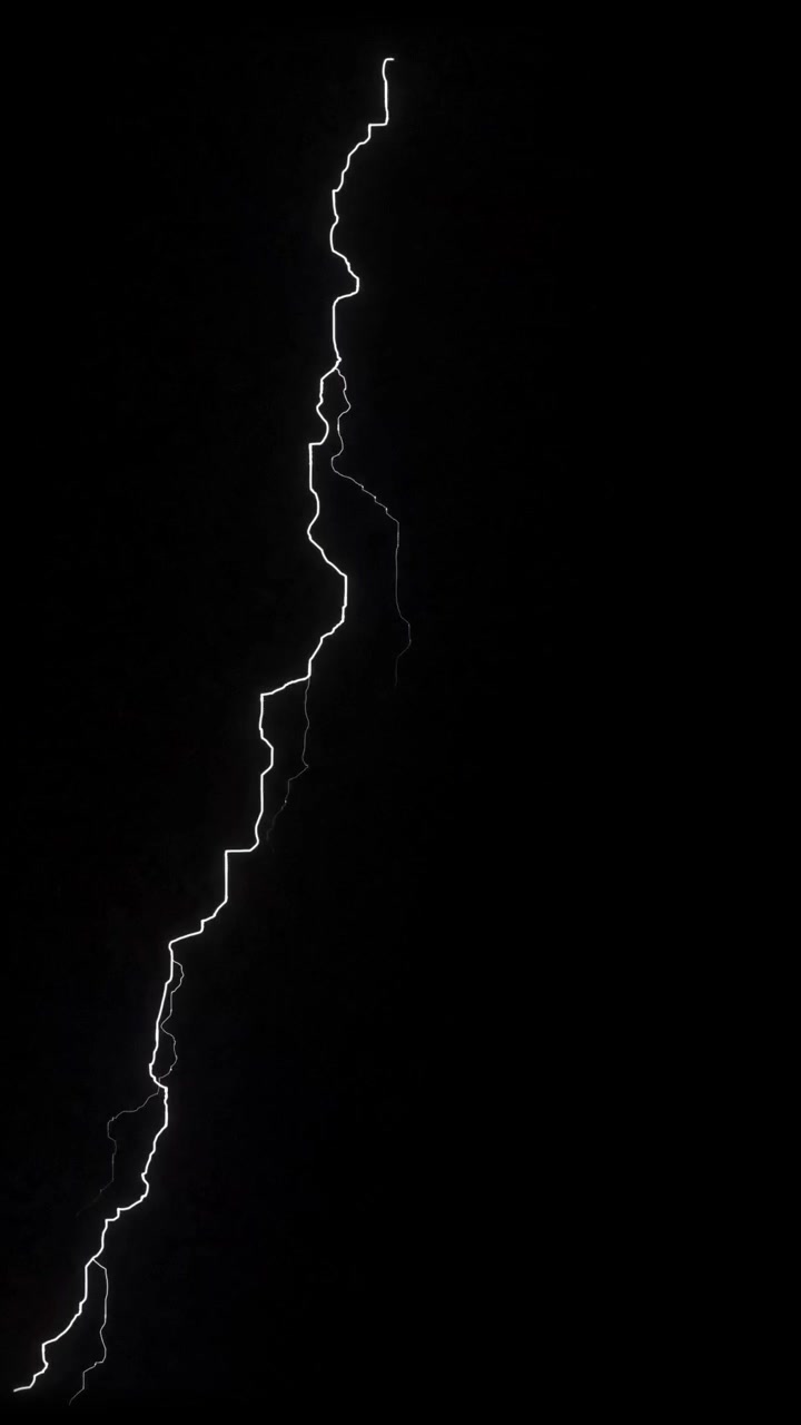 Un fulmine verticale e potente riempie lo schermo di luce. Animazione meteo intensa per reel sui social media e TikTok