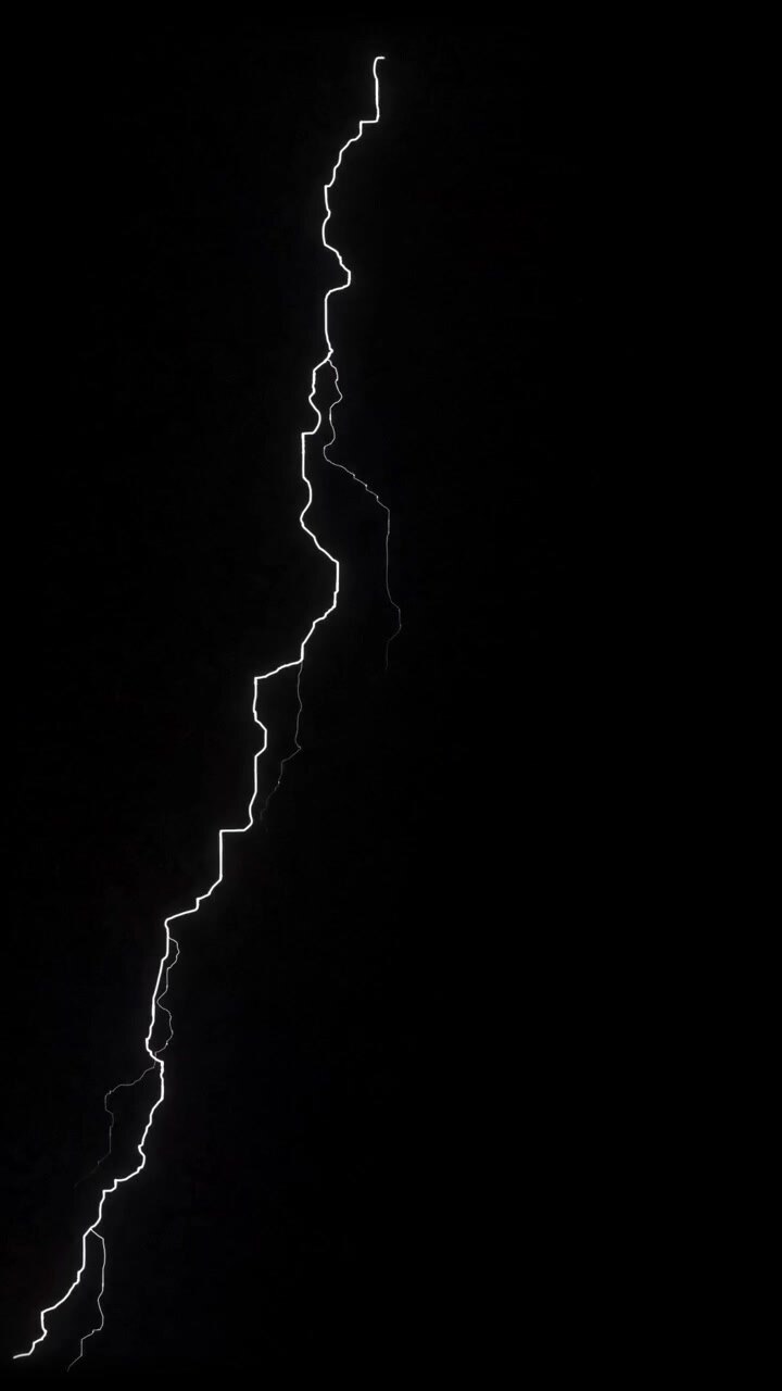 Un fulmine verticale e potente riempie lo schermo di luce. Animazione meteo intensa per reel sui social media e TikTok