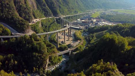 Vista-Aérea-De-Un-Viaducto-Enorme-Y-Ocupado-En-Las-Montañas