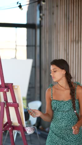 mujer pintando al aire libre