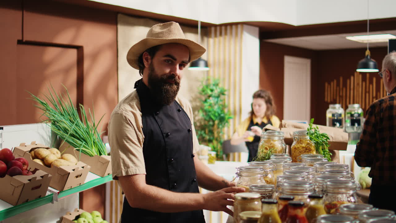 retrato de un vendedor de una tienda de alimentos sin residuos