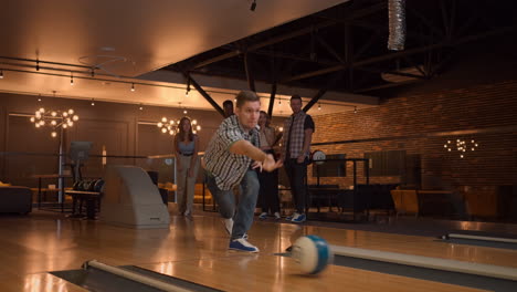 Un-Hombre-Hace-Un-Tiro-En-Un-Club-De-Bolos-Y-Se-Regocija-Emocionalmente-Derribando-Bolos-Con-Una-Pelota