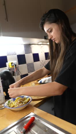 mujer cocinando patatas en la cocina