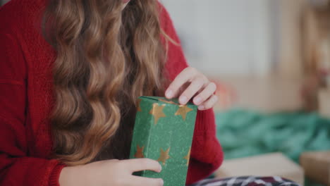mujer feliz con regalo de navidad en casa
