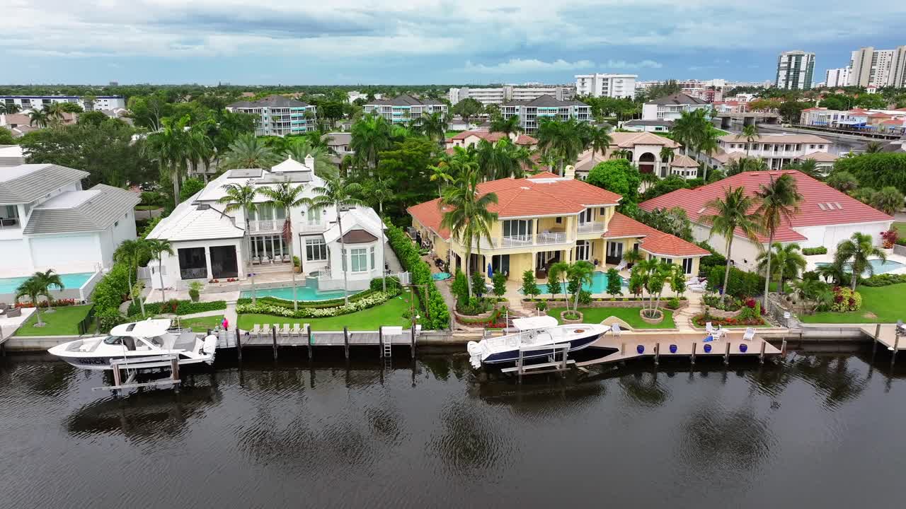 mansiones frente al mar con muelles privados en nápoles, florida