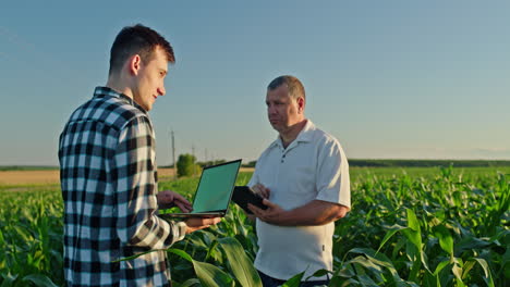 agricultores discutiendo la agricultura digital en un campo de maíz