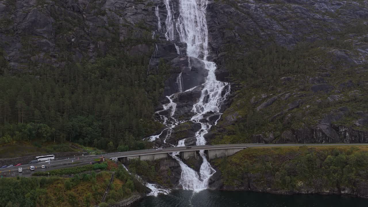 Letecký snímek mohutného vodopádu Langfossen v svěžím norském údolí.