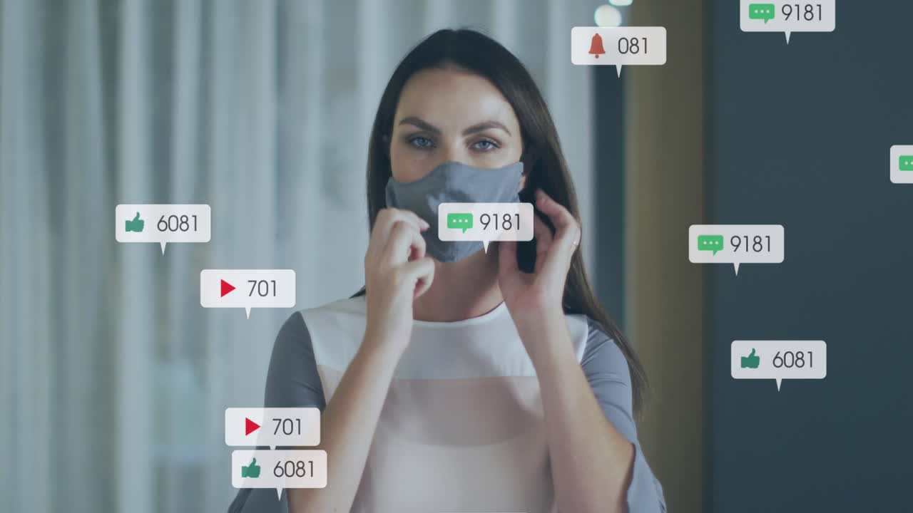 animación de iconos de las redes sociales sobre una mujer caucásica que lleva una máscara facial en casa