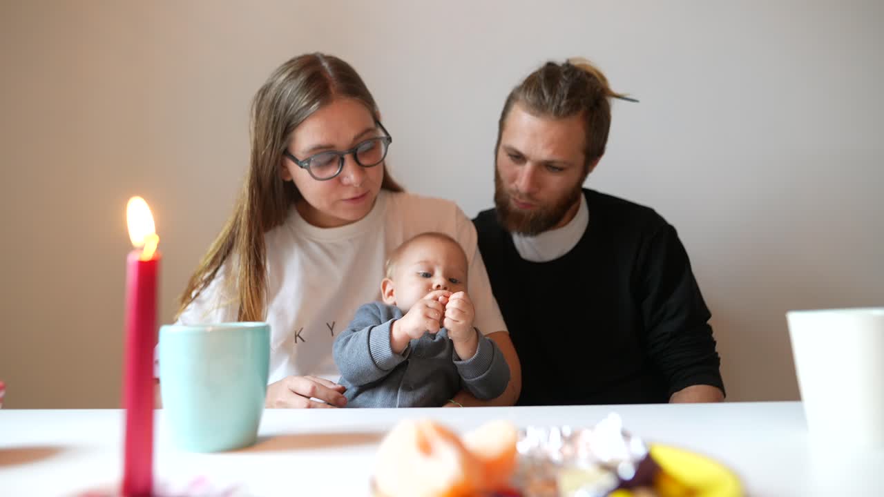 Aile Bebeğin Doğum Gününü Kutluyor
